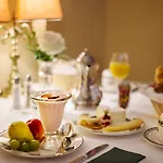 International au Lac Historic Lakeside Hotel