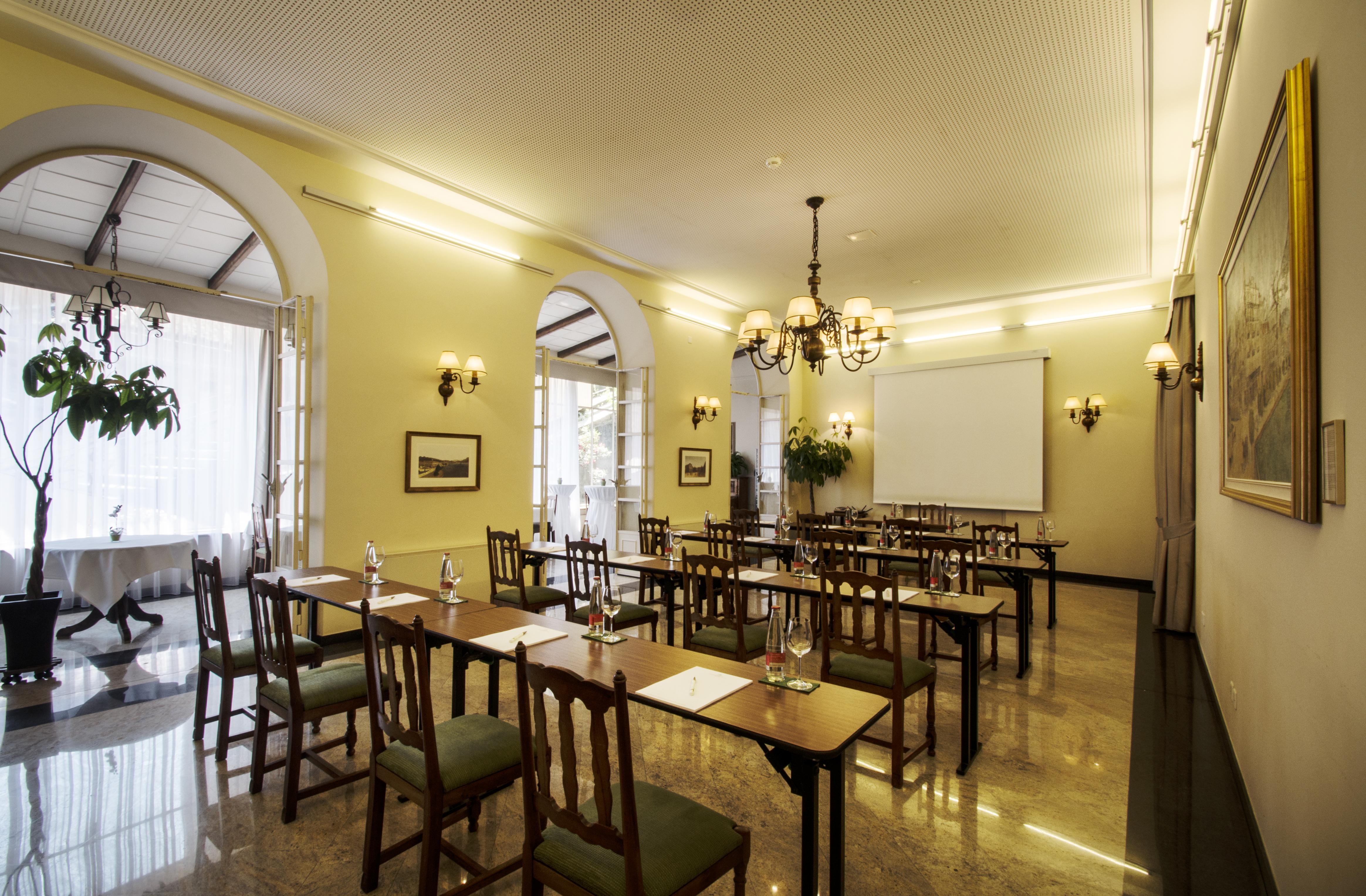 International Au Historic Lakeside Hotel 3*