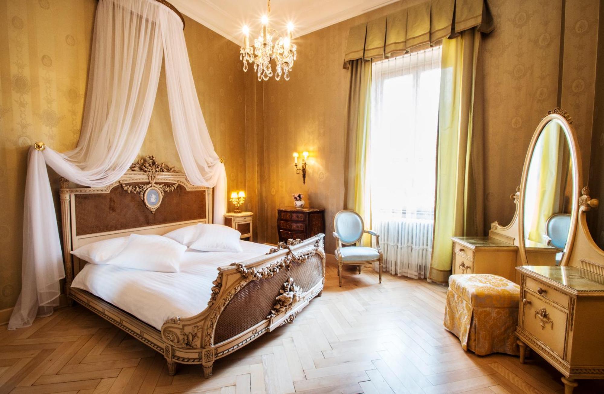 International Au Historic Lakeside Hotel 3*
